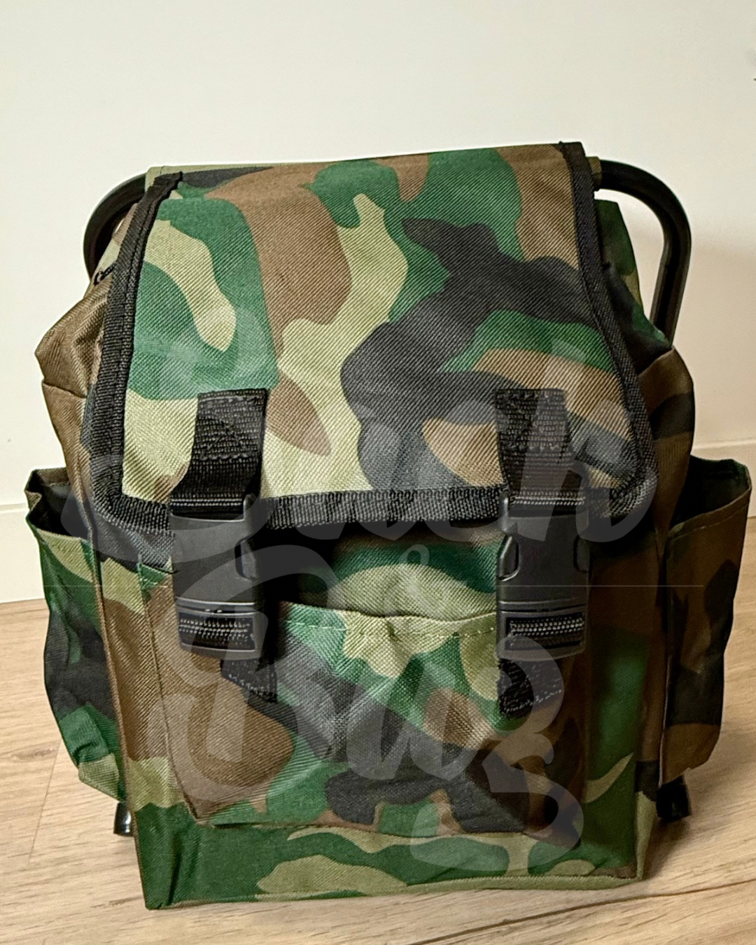 Vista frontal mochila cambiador con silla plegable integrada camuflaje