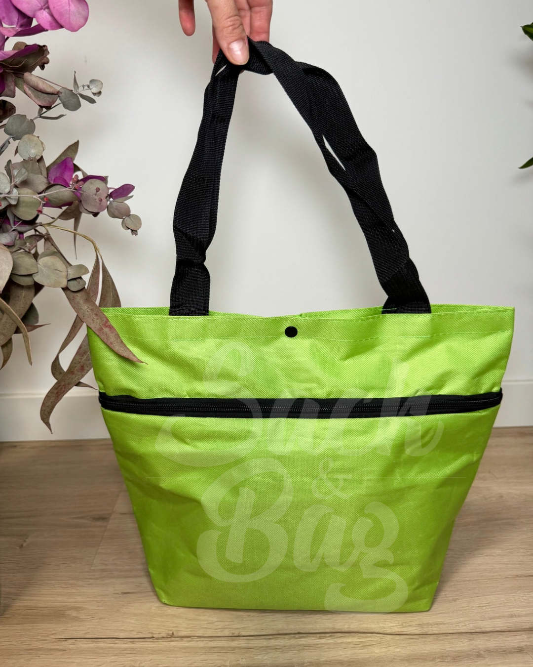 Vista frontal carrito compra plegado con asas estiradas