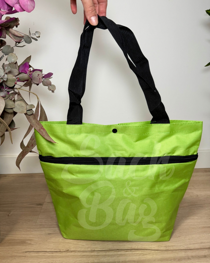 Vista frontal carrito compra plegado con asas estiradas