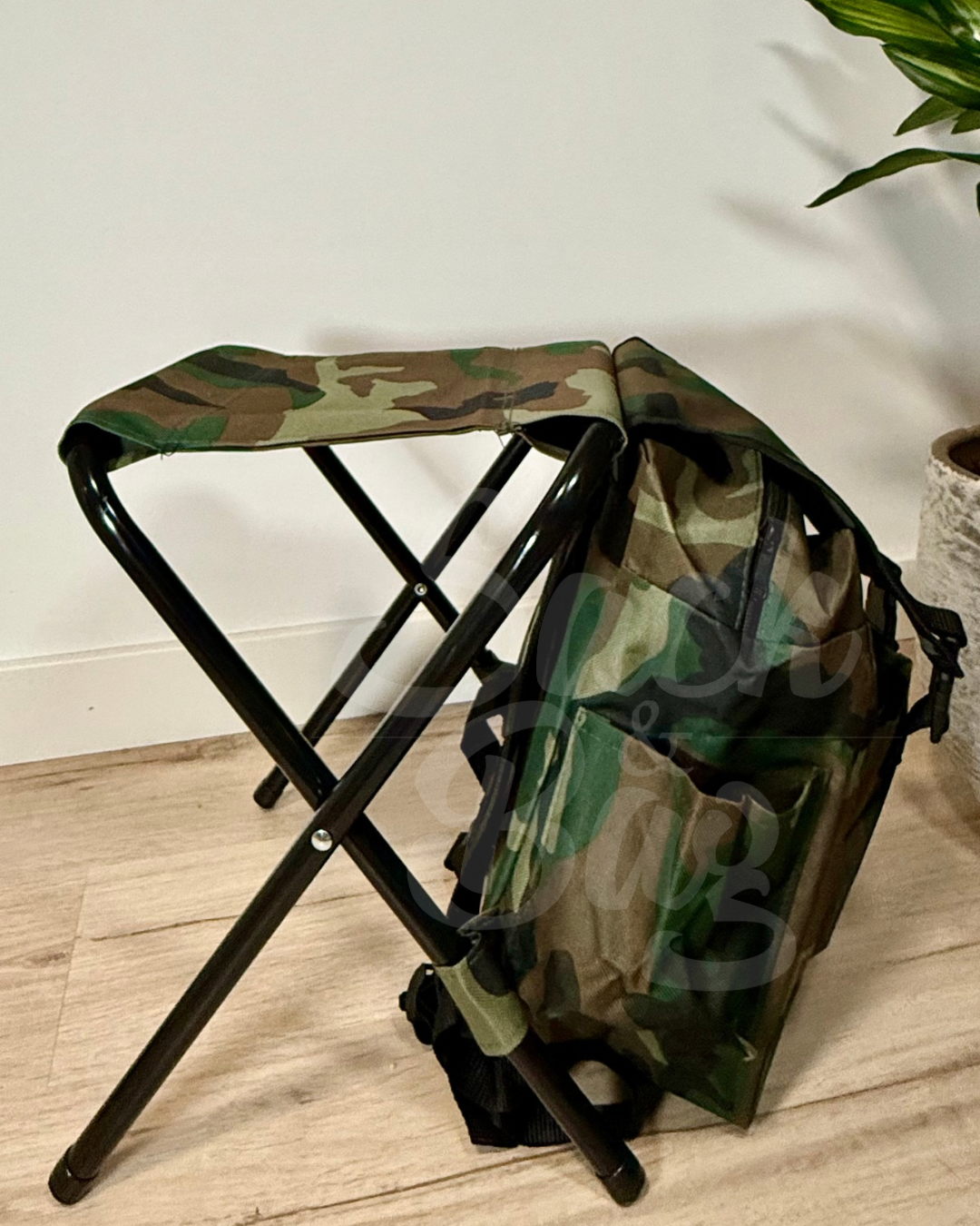 Vista lateral mochila silla plegable camuflaje con silla desplegada